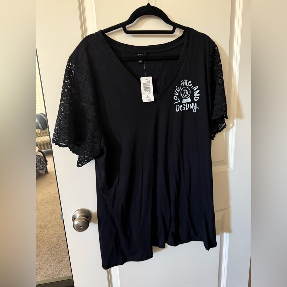 NWT Torrid psychic Tshirt with floral sleeves in black size 3x